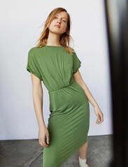 Object - OBJANNIE NEW S/S DRESS NOOS - t-kreklu kleitas - vineyard green - 3