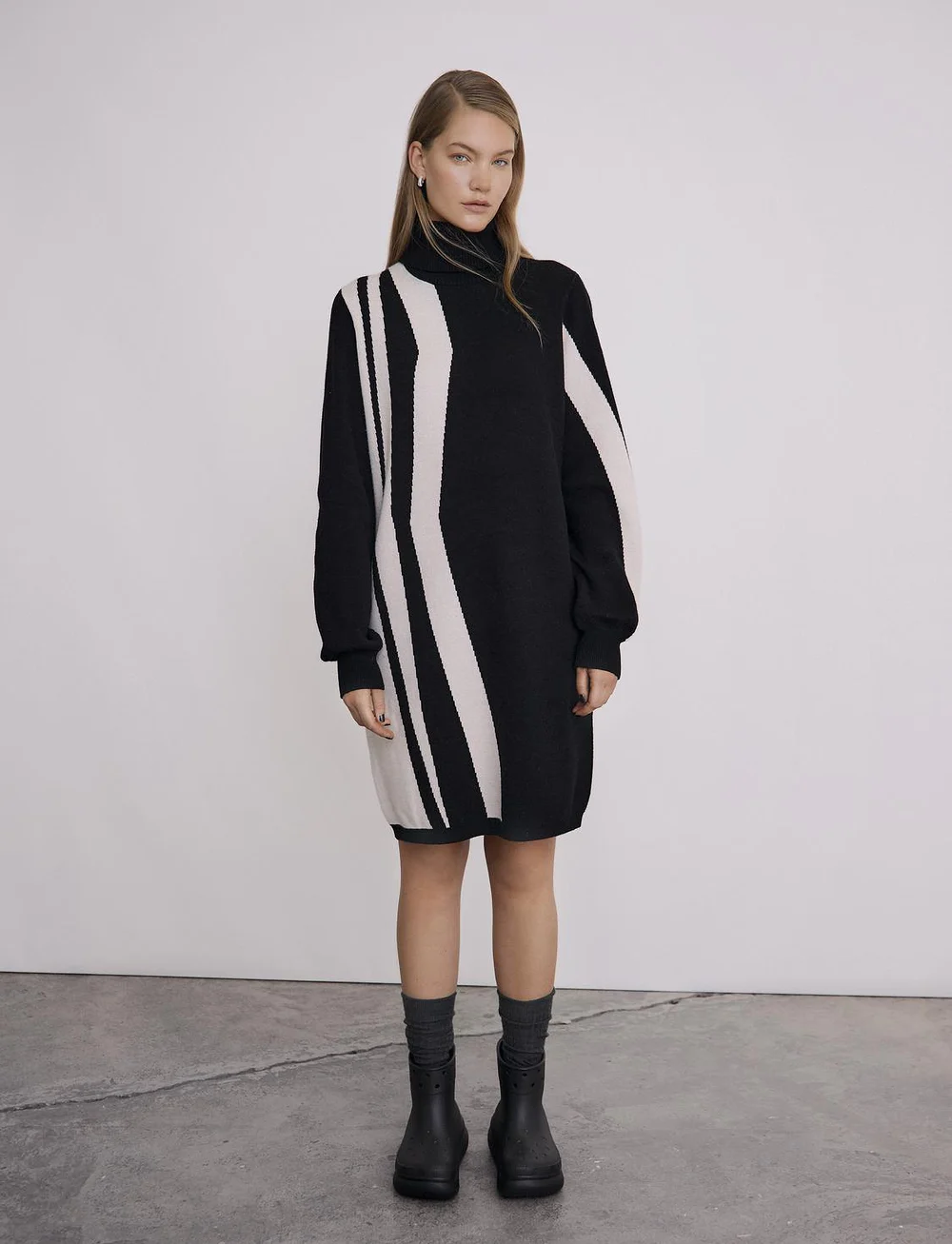 Object - OBJRAY L/S KNIT ROLLNECK DRESS AOP NOOS - stickade klänningar - black - 1