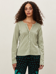 ODD MOLLY - Ragna LS Top - long-sleeved blouses - light sage - 2