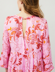ODD MOLLY - Riley Dress - odzież imprezowa w cenach outletowych - meadow pink - 4