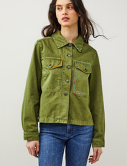 ODD MOLLY - Kennedy Jacket - denim jackets - green trails - 2