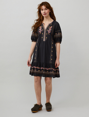 ODD MOLLY - Amira Short Dress - marškinių tipo suknelės - deep asphalt - 2