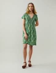 ODD MOLLY - Scarlet Short Dress - marškinėlių tipo suknelės - happy green - 2