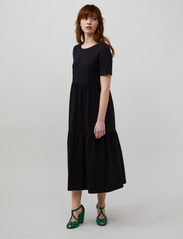 ODD MOLLY - Camellia Dress - t-särkkleidid - almost black - 2