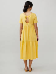 ODD MOLLY - Camellia Dress - t-paitamekot - pineapple yellow - 3