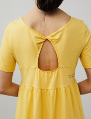 ODD MOLLY - Camellia Dress - t-särkkleidid - pineapple yellow - 4