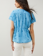 ODD MOLLY - Azalea Blouse - short-sleeved blouses - blissful blue - 3