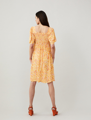 ODD MOLLY - Judith Short Dress - festkläder till outletpriser - golden honey - 3