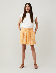 ODD MOLLY - Judith Shorts - casual shorts - golden honey - 2