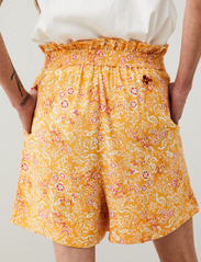 ODD MOLLY - Judith Shorts - casual shorts - golden honey - 3