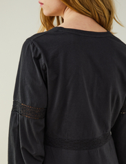 ODD MOLLY - Ariella Dress - skjortklänningar - almost black - 4