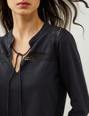 ODD MOLLY - Ariella Top - blouses met lange mouwen - almost black - 4