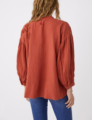 ODD MOLLY - Danielle Shirt - long-sleeved shirts - red clay - 3