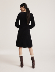 ODD MOLLY - Carola Dress - korte jurken - almost black - 4