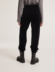 ODD MOLLY - Carola Pants - pantalons jogger - almost black - 3