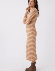 ODD MOLLY - Kelly Dress - knitted dresses - coyote brown - 4