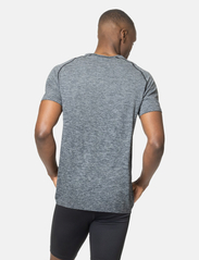 Odlo - ODLO T-shirt crew neck s/s ESSENTIAL SEAMLESS - kortermede t-skjorter - grey melange - 3