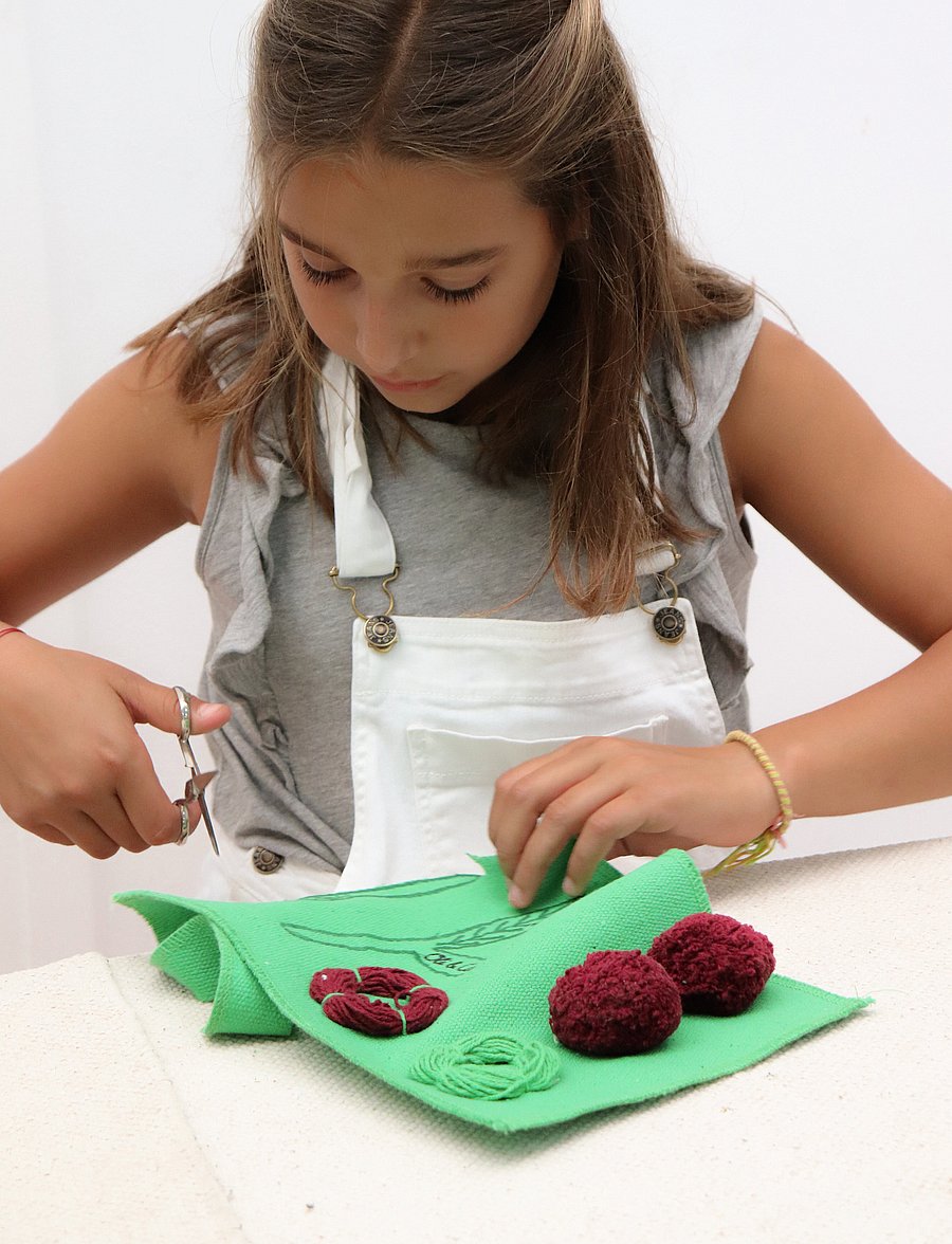 OLI & CAROL - Do It Yourself kit DIY MERY THE CHERRY - askartelusetit - red, green - 0