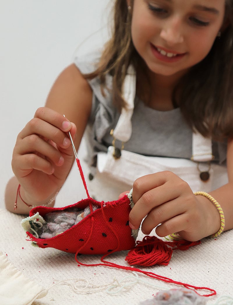 OLI & CAROL - Do It Yourself kit DIY WALLY THE WATERMELON - askartelusarja - red, green - 4