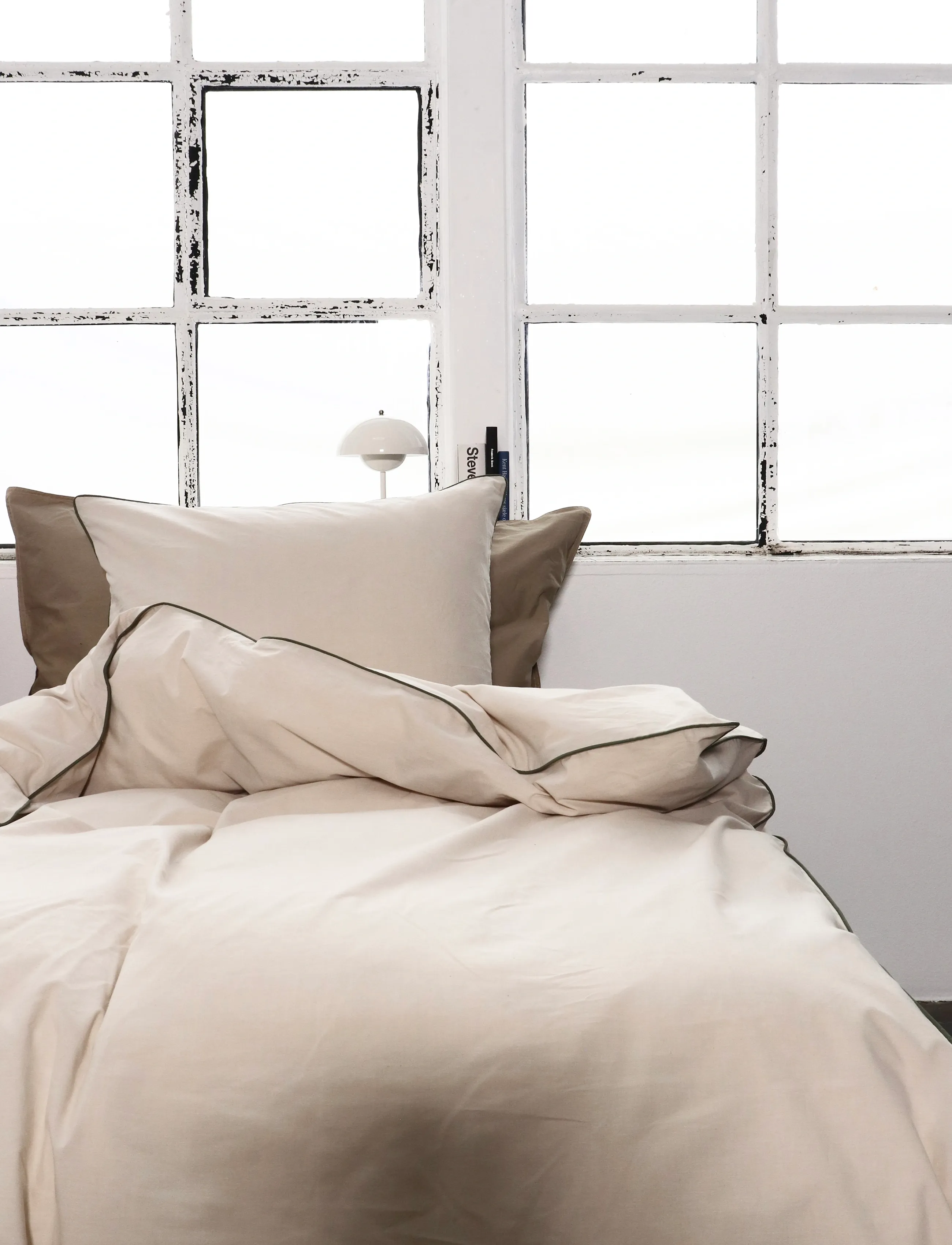 Omhu - Ekologiskt sängset – Chambre med kontrastfärgad kantband - påslakanset - sand/oliven piping - 2