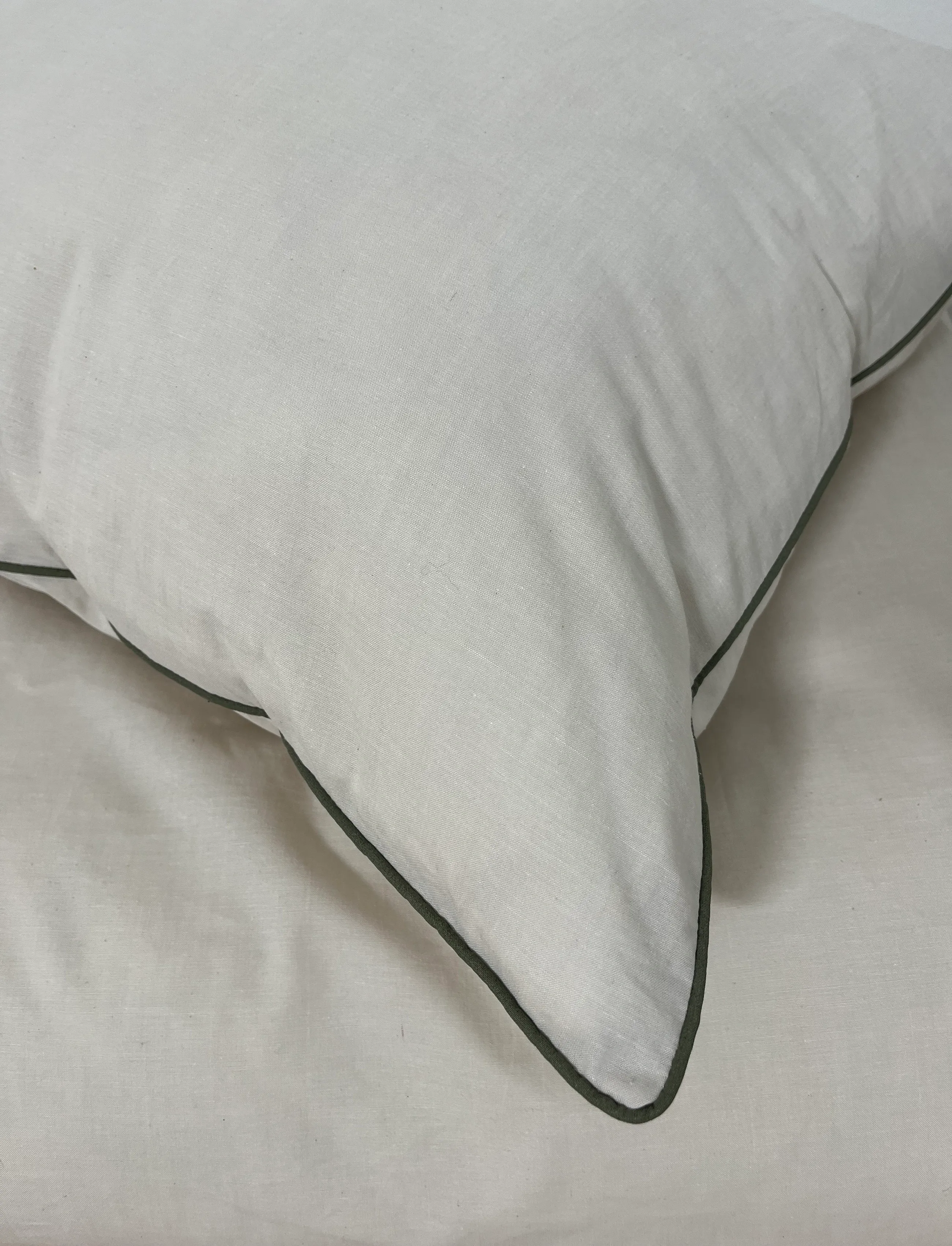 Omhu - Ekologiskt sängset – Chambre med kontrastfärgad kantband - påslakanset - sand/oliven piping - 3