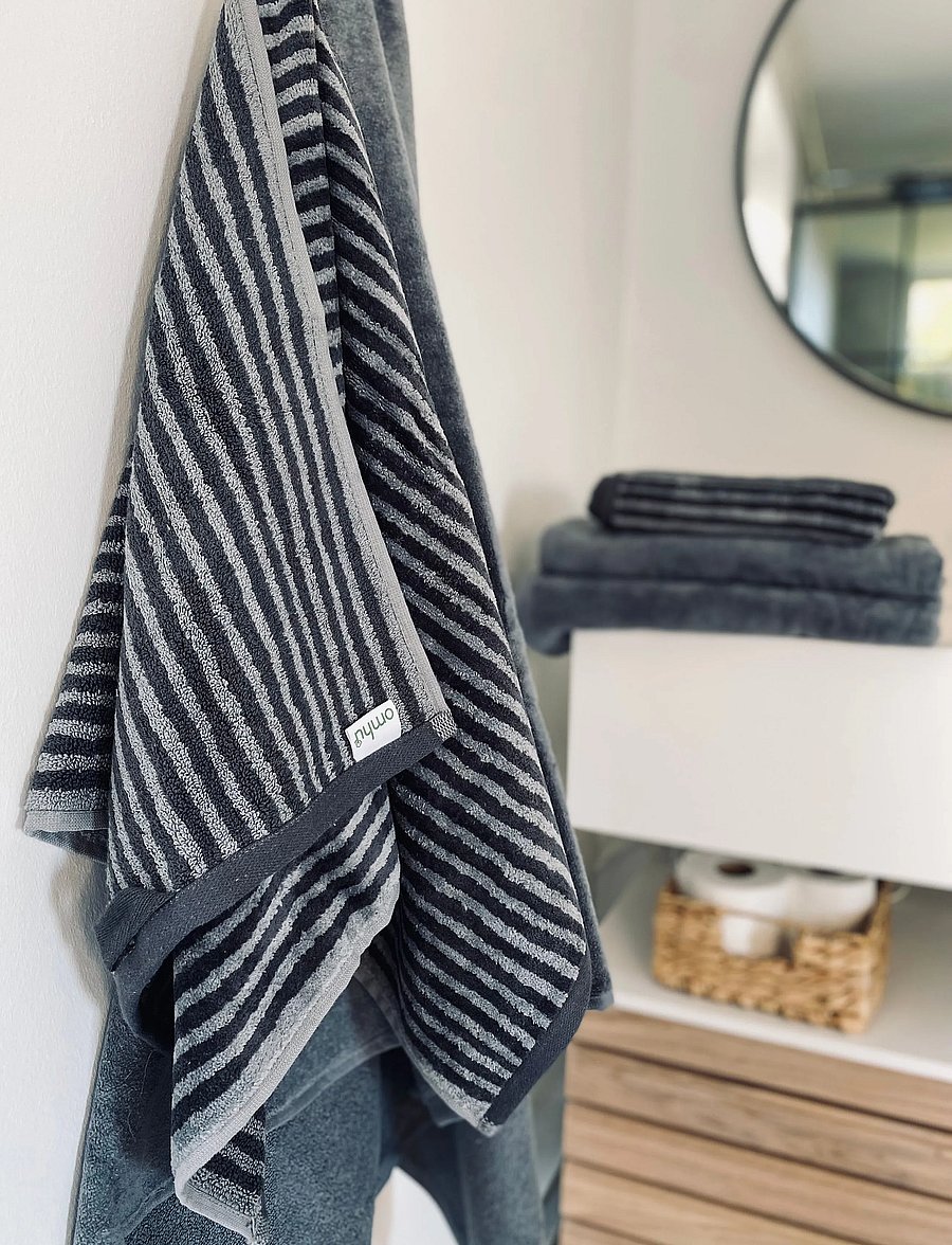 Omhu - Organic striped towel - Terry/velour - grÅ strib - 4
