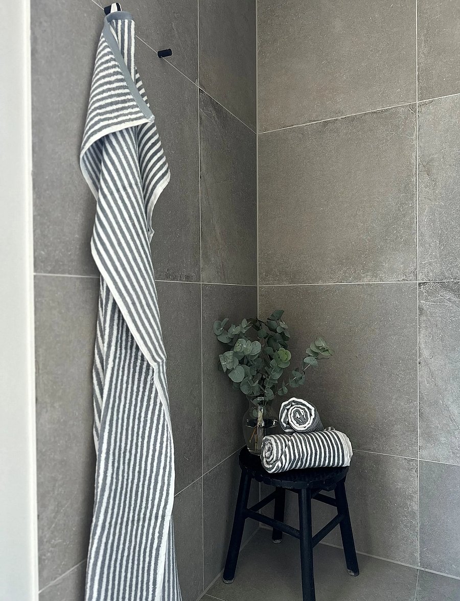 Omhu - Organic striped towel - Terry/velour - lys grÅ strib - 3