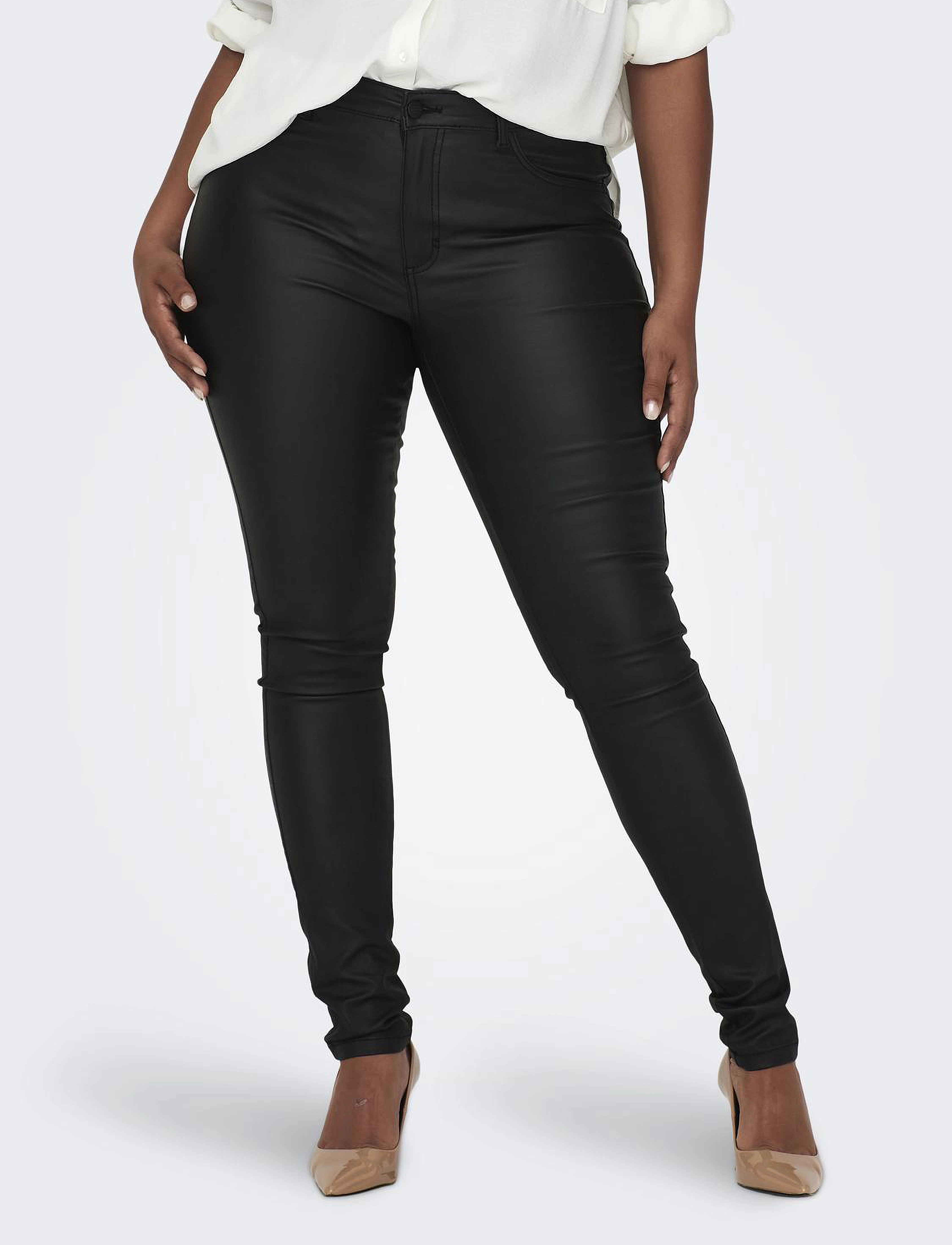 ONLY Carmakoma CARPUNK REG SK COATED PANTS NOOS - Læderbukser - BLACK / black