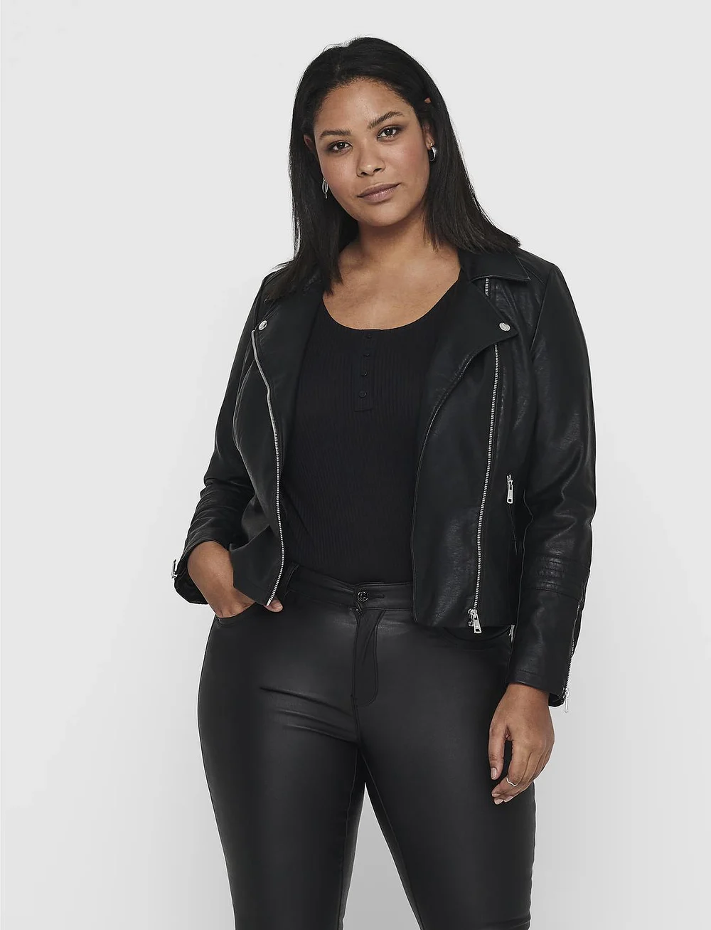 ONLY Carmakoma Caremmy Faux Leather Biker Noos 43.19 Achetez des Vestes en cuir ONLY Carmakoma en ligne sur Boozt . Livraison rapide et