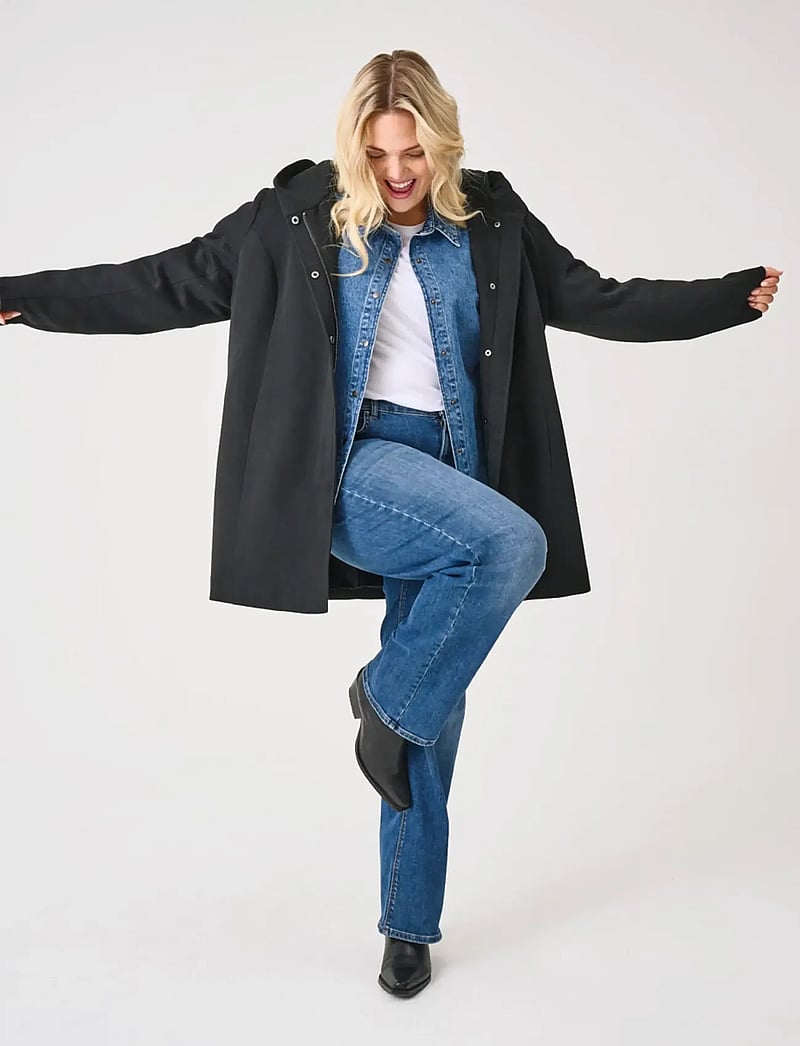 ONLY Carmakoma Carsedona Light Coat Otw Buy Light