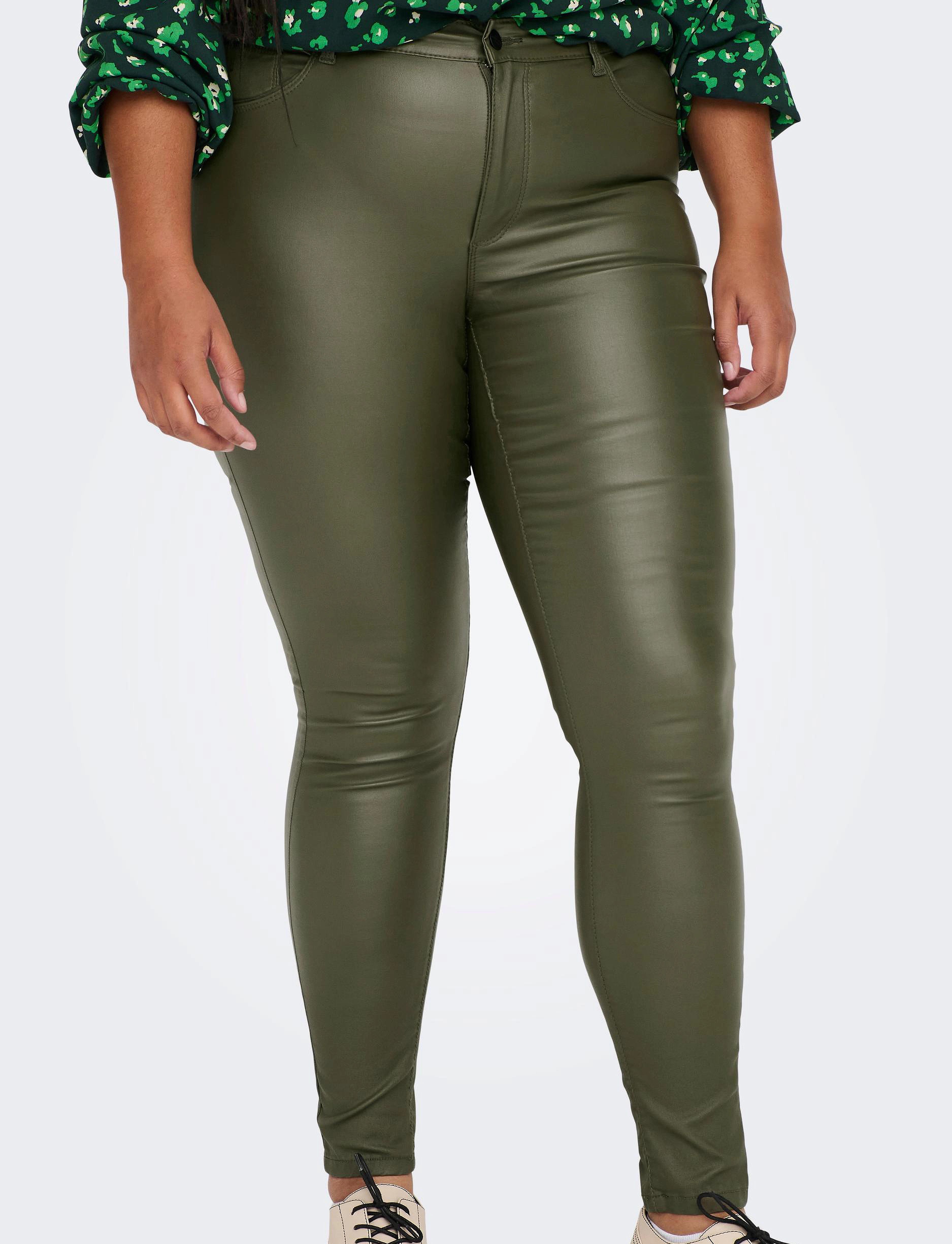 ONLY Carmakoma - CARPUNK REG SK COATED PANTS COLOR - kalamata - 5