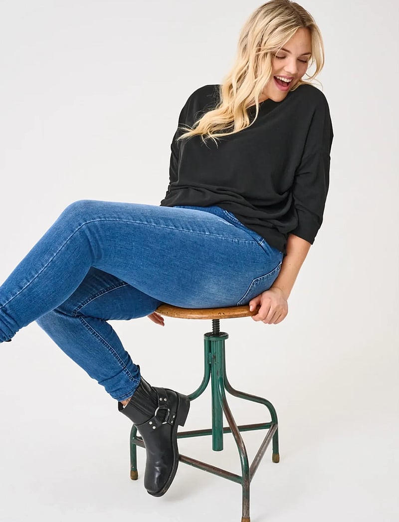 ONLY Carmakoma - CARWILLY REG SKINNY JEANS DNM TAI - skinny jeans - medium blue denim - 3