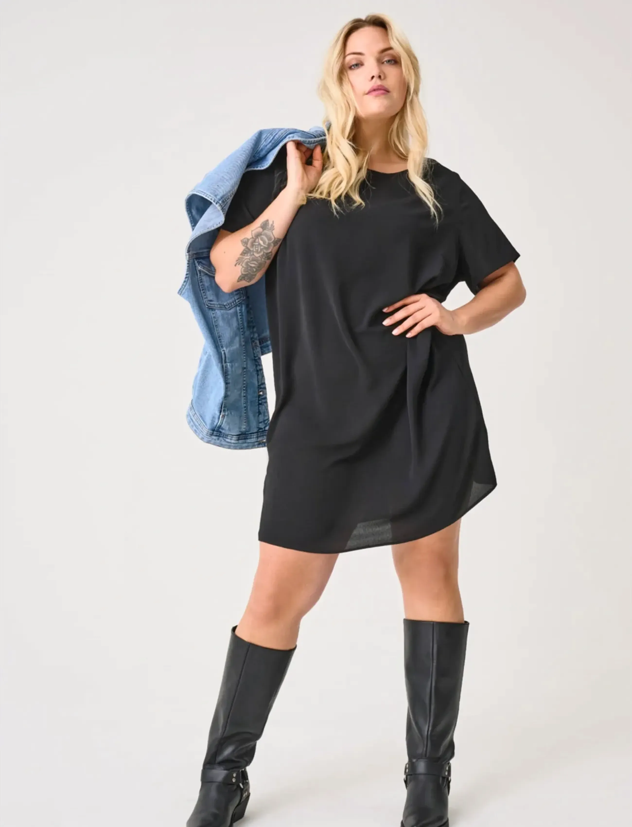 ONLY Carmakoma CARLUX S/S TUNIC DRESS WVN NOOS - Alles anzeigen - BLACK / black