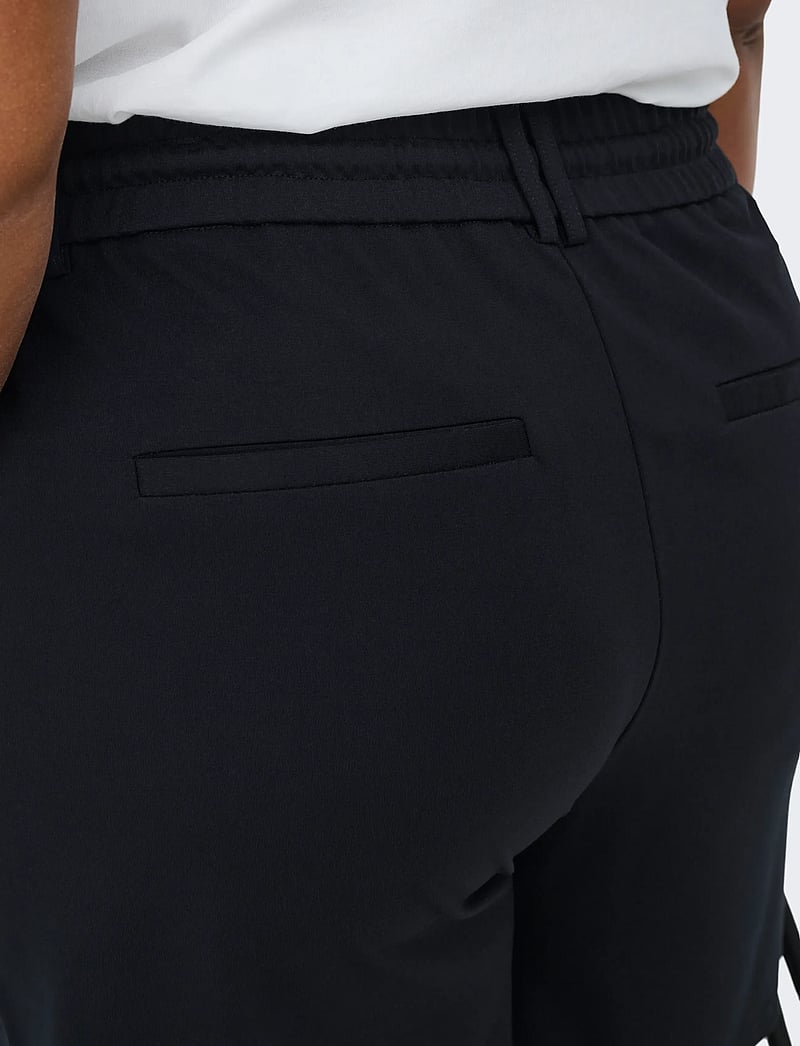 ONLY Carmakoma - CARGOLDTRASH EASY SHORTS - casual shorts - black - 4