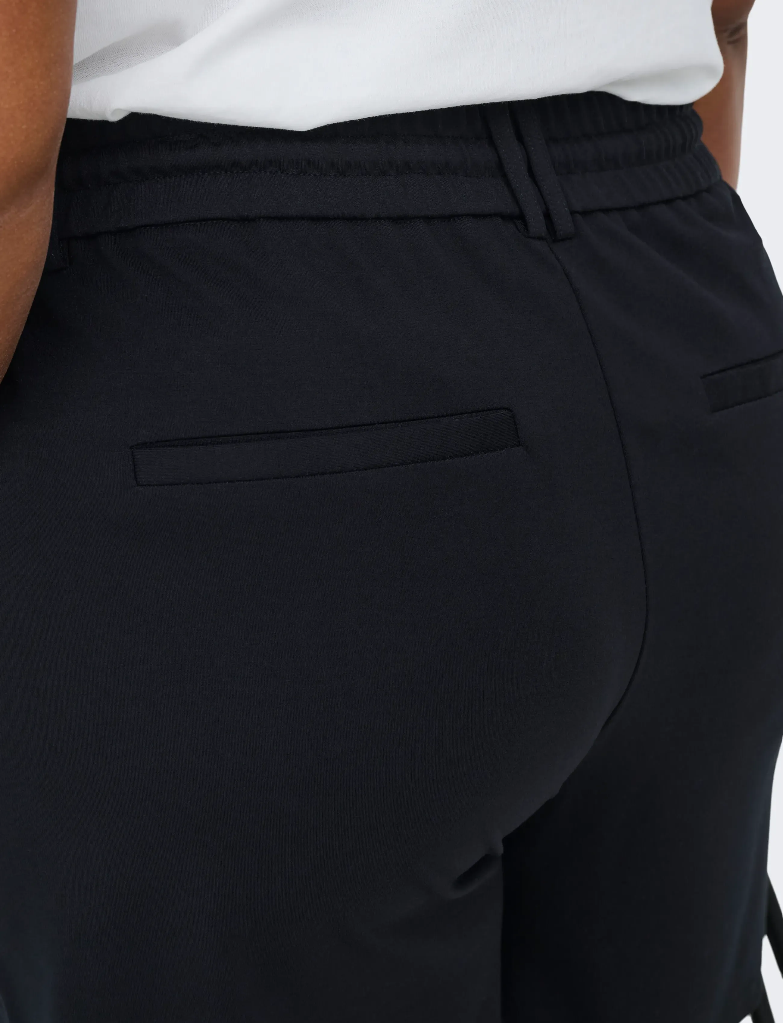 ONLY Carmakoma - CARGOLDTRASH EASY SHORTS - laveste priser - black - 4