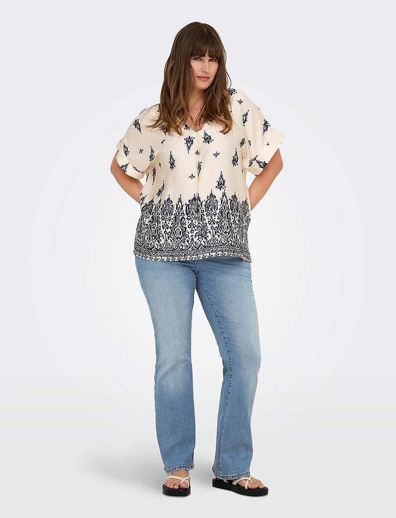 ONLY Carmakoma - CARSALLY HW SK FLARED DNM BJ759 NOOS - flared jeans - light medium blue denim - 0