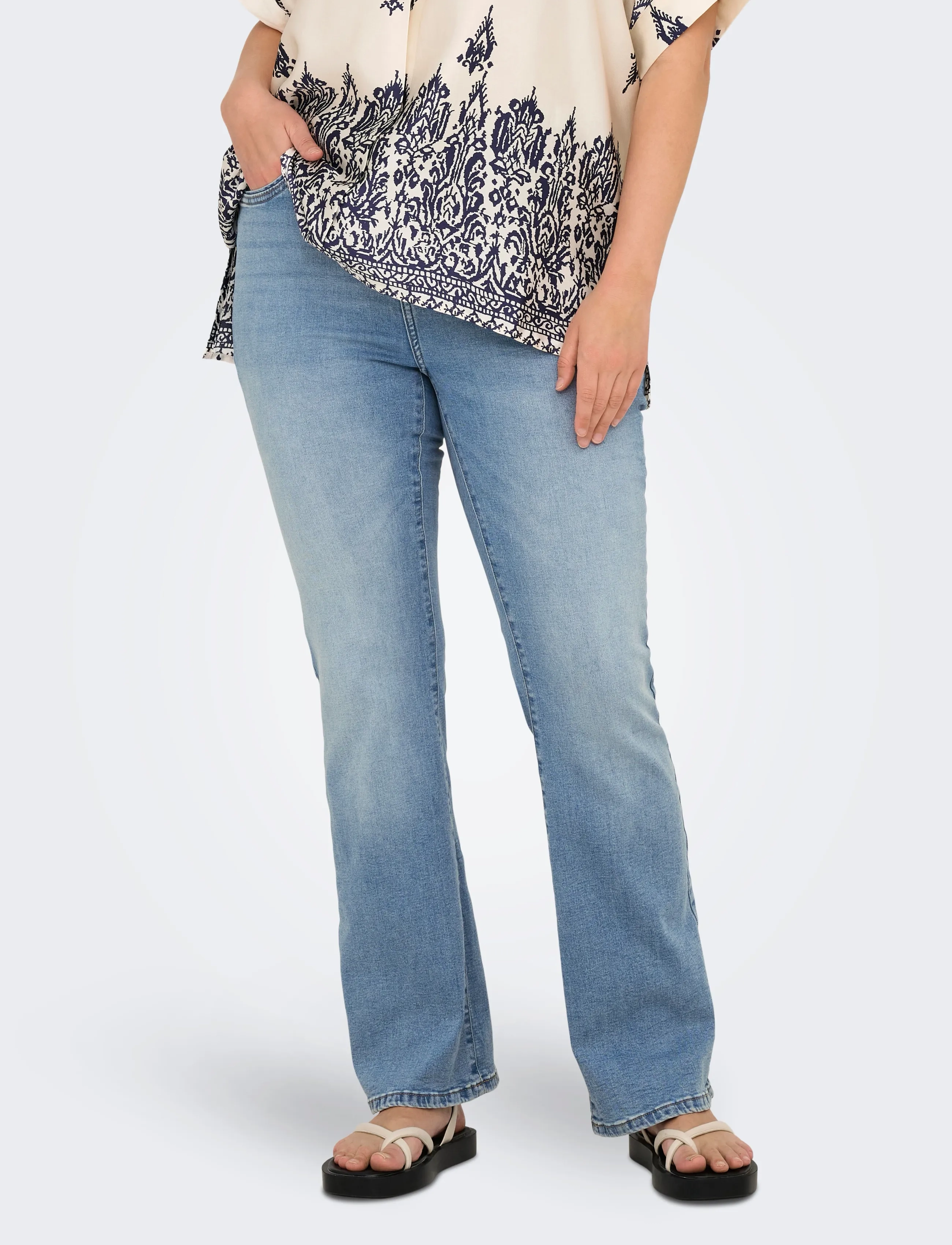 ONLY Carmakoma - CARSALLY HW SK FLARED DNM BJ759 NOOS - jeans évasés - light medium blue denim - 4