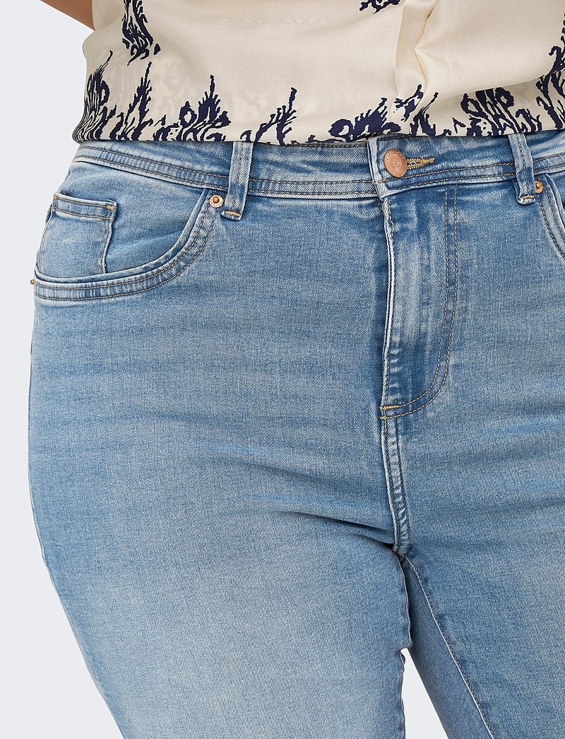 ONLY Carmakoma - CARSALLY HW SK FLARED DNM BJ759 NOOS - flared jeans - light medium blue denim - 5