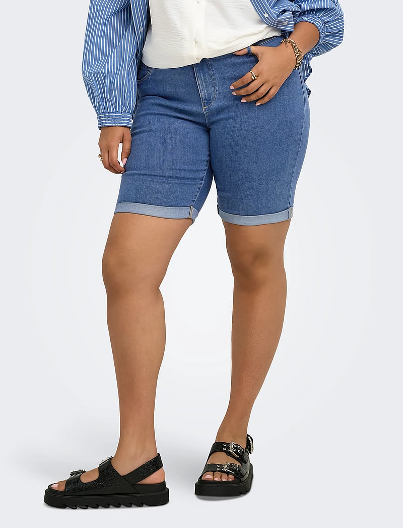 ONLY Carmakoma - CARTHUNDER LIFE REG LONG SHORTS DNM NOOS - lühikesed teksapüksid - medium blue denim - 0