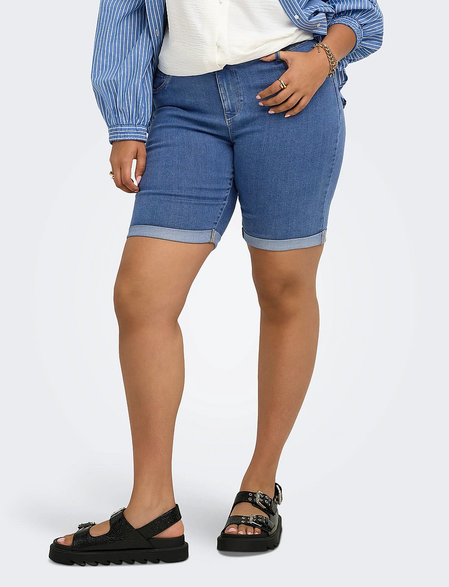 ONLY Carmakoma - CARTHUNDER LIFE REG LONG SHORTS DNM NOOS - jeansshorts - medium blue denim - 0