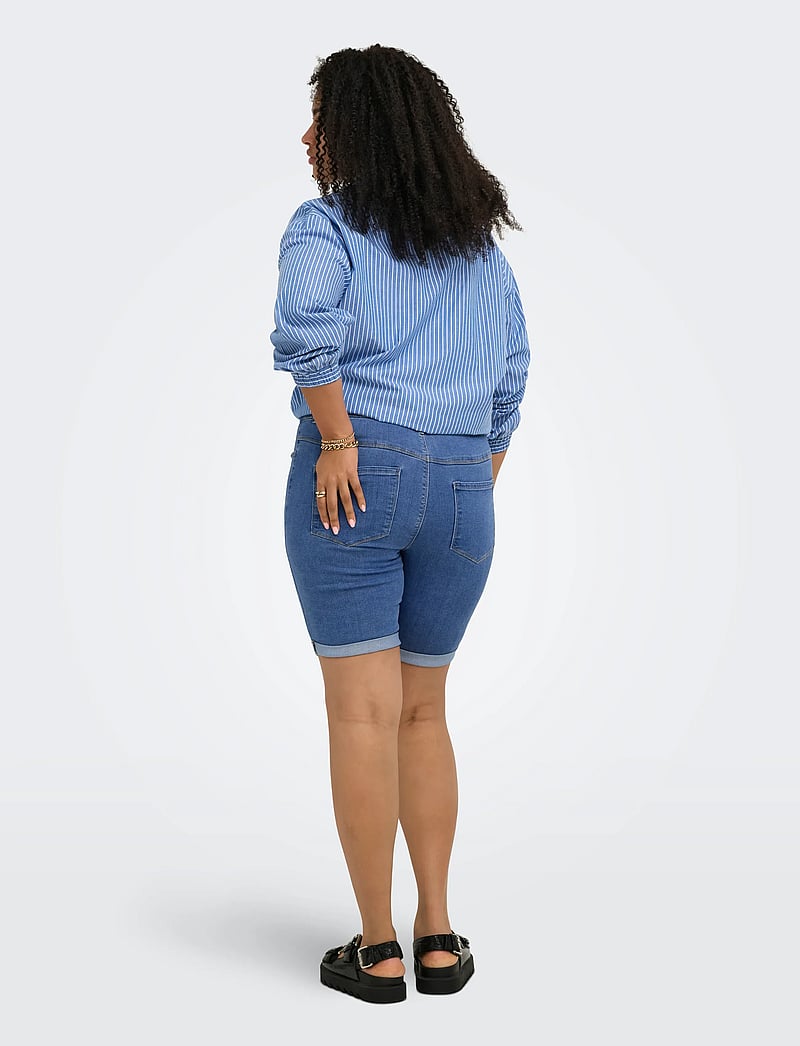 ONLY Carmakoma - CARTHUNDER LIFE REG LONG SHORTS DNM NOOS - lühikesed teksapüksid - medium blue denim - 3