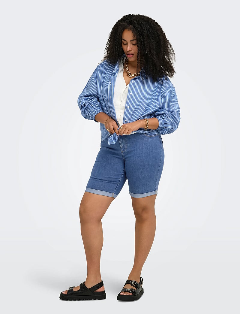 ONLY Carmakoma - CARTHUNDER LIFE REG LONG SHORTS DNM NOOS - lühikesed teksapüksid - medium blue denim - 4