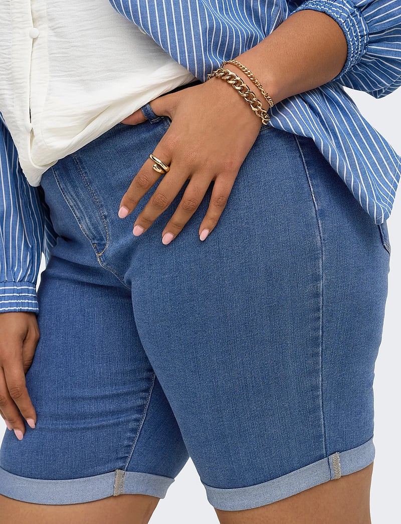 ONLY Carmakoma - CARTHUNDER LIFE REG LONG SHORTS DNM NOOS - lühikesed teksapüksid - medium blue denim - 5