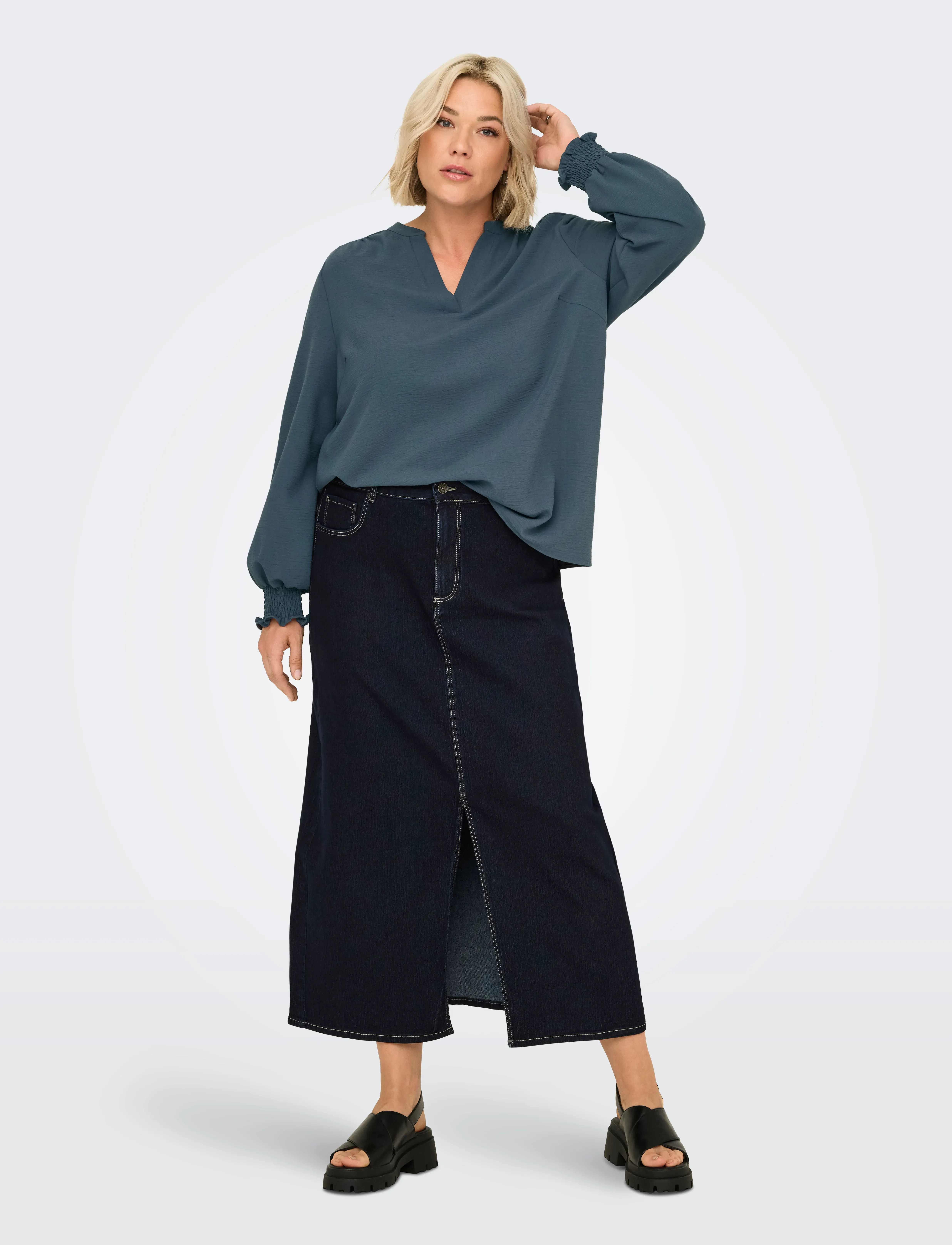 ONLY Carmakoma CARMETTA L/S V-NECK TOP WVN NOOS - Blusen - OMBRE BLUE / blue