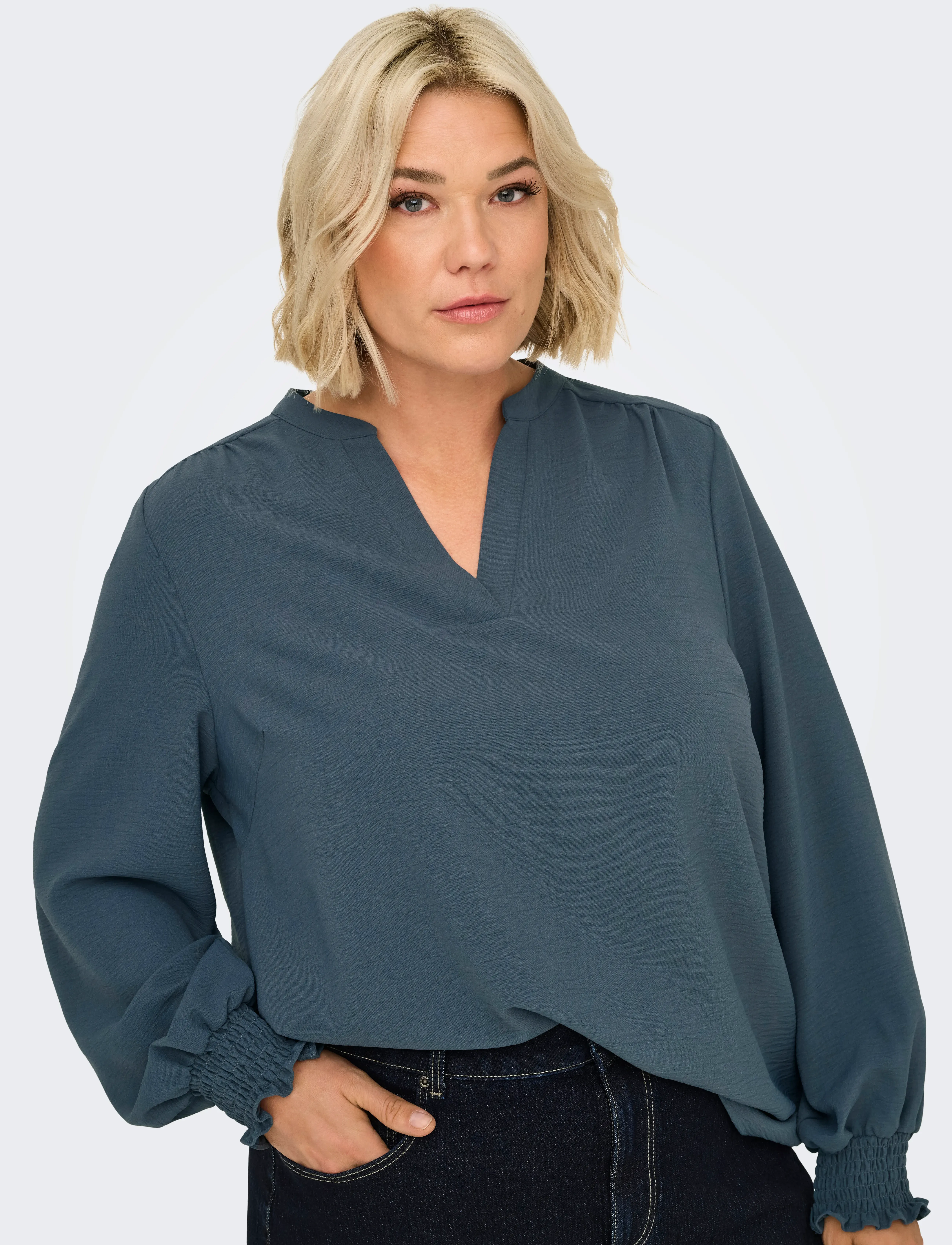 ONLY Carmakoma - CARMETTA L/S V-NECK TOP WVN NOOS - pikkade varrukatega pluusid - ombre blue - 4