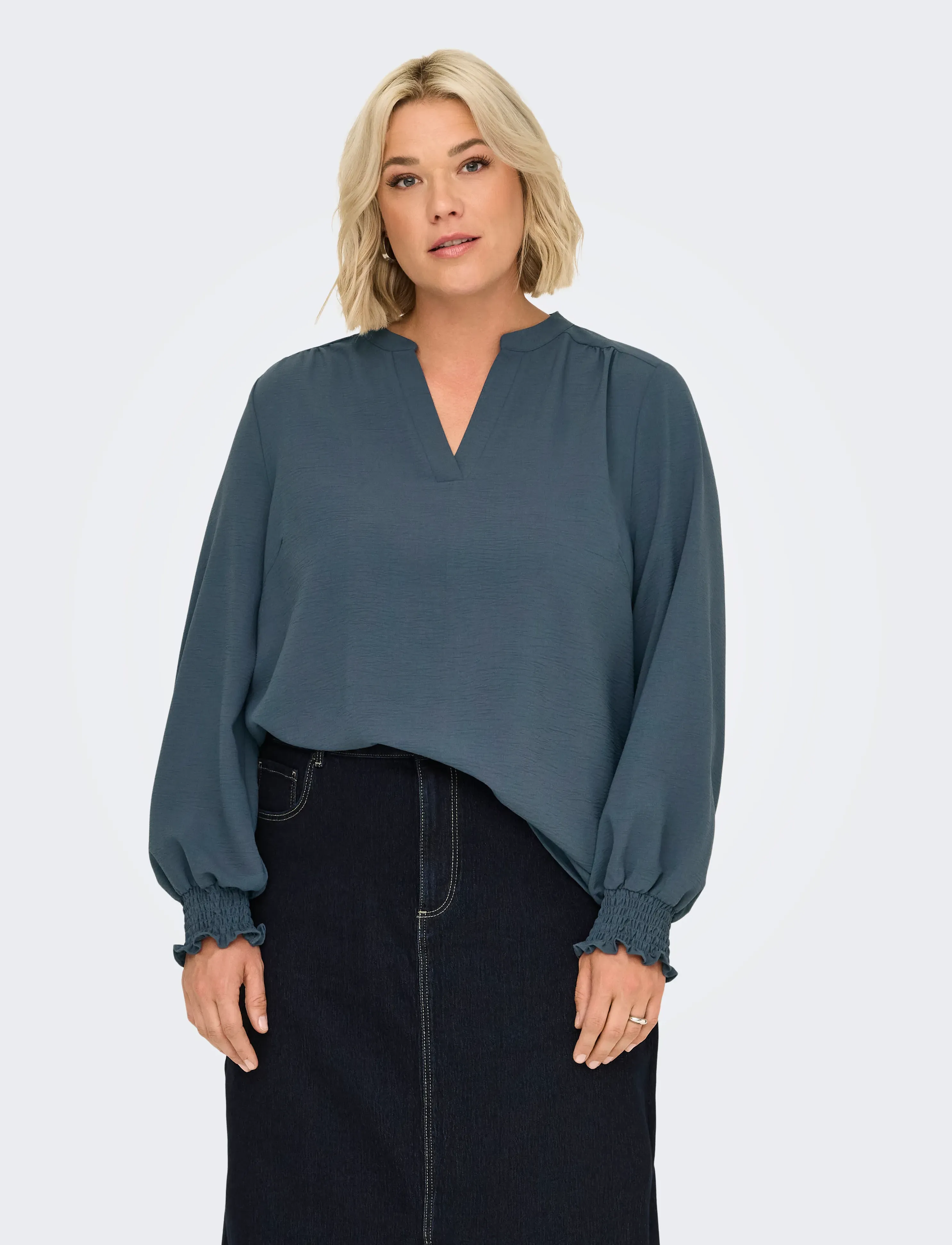ONLY Carmakoma Carmetta L/S V-Neck Top Wvn Noos blusar dam – bild 5
