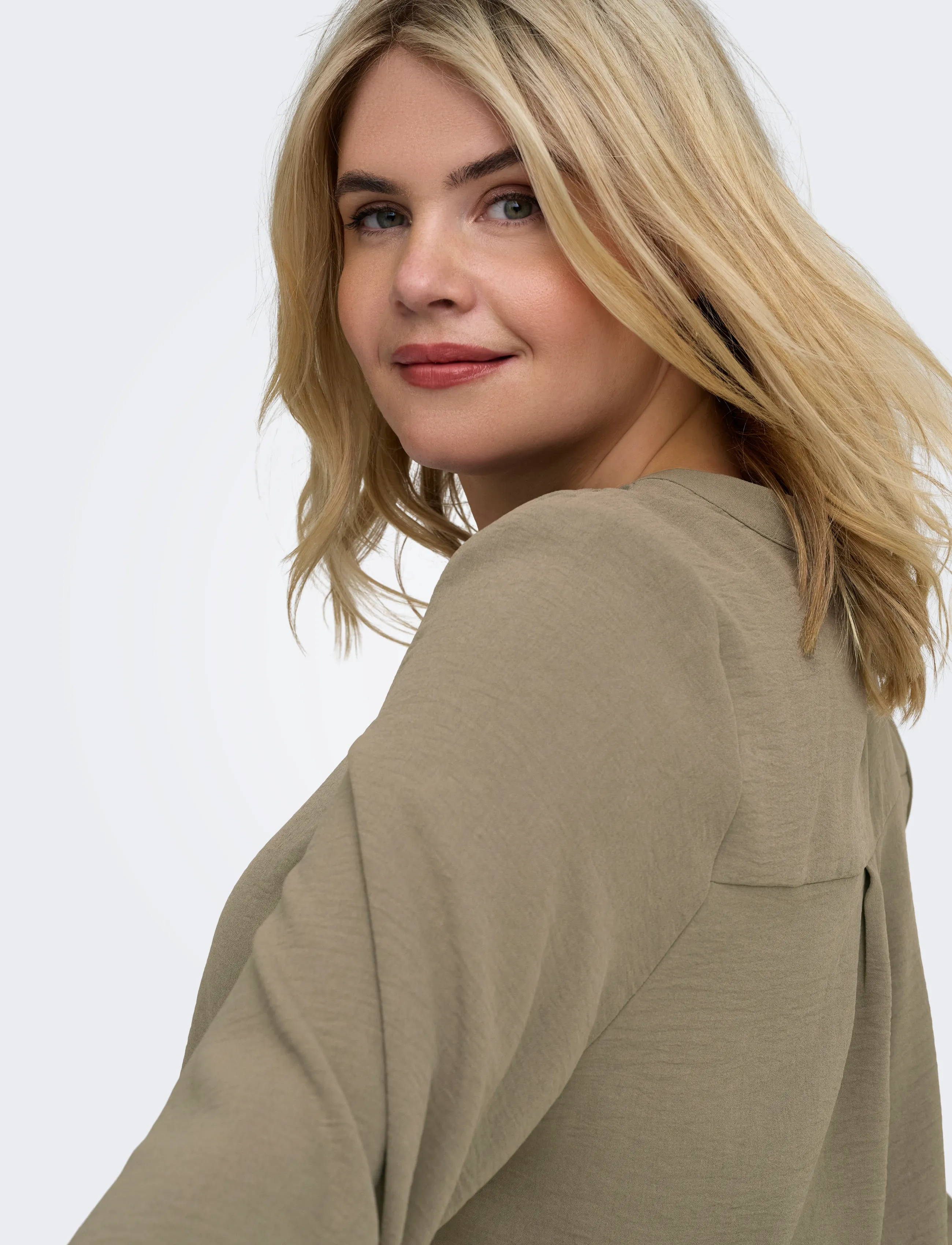 ONLY Carmakoma Carmetta L/S V-Neck Top Wvn Noos blusar dam – bild 7