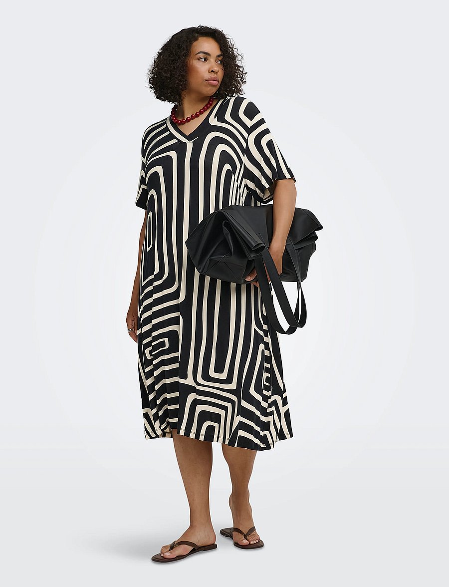 ONLY Carmakoma - CARFYRLA S/S V-NECK BLK AOP DRESS NOOS - t-shirtkjoler - black - 0