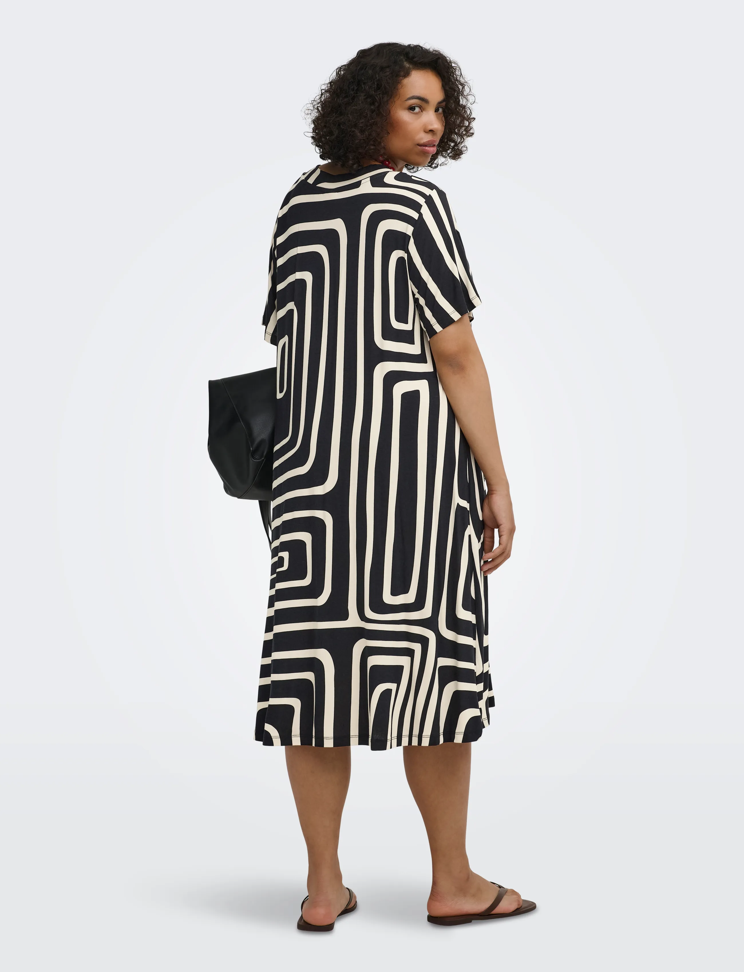 ONLY Carmakoma - CARFYRLA S/S V-NECK BLK AOP DRESS NOOS - t-shirtkjoler - black - 3