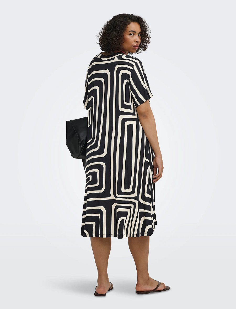 ONLY Carmakoma - CARFYRLA S/S V-NECK BLK AOP DRESS NOOS - t-shirtkjoler - black - 3
